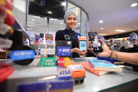 A customer making payment using e-money at an Indonesian store