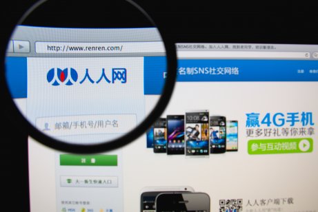 Renren homepage on screen through a magnifying glass