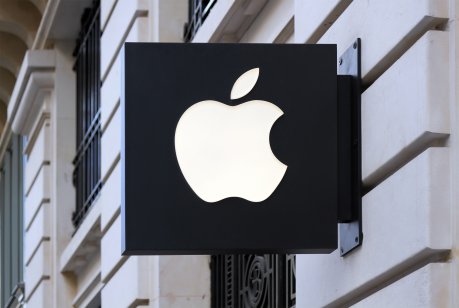 Apple stock forecast: Will the share price rise again? The Apple Macintosh symbol over the entrance of Apple store