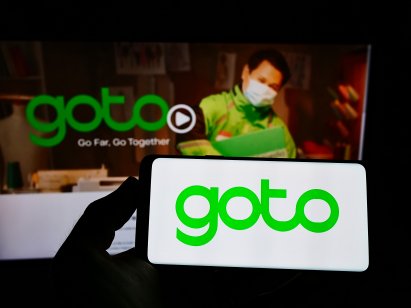 Goto logo on a smartphone in front of its website