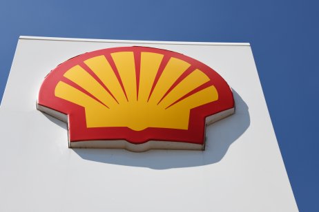 Shell stock forecast: Can the price maintain its rebound? Shell logo in Stendal, Germany