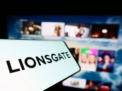 Cellphone with logo of company Lions Gate Entertainment Corporation (Lionsgate) on screen in front of website.