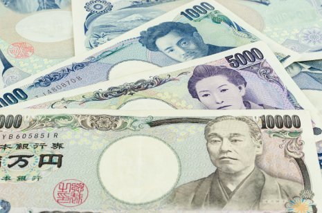 Various Japanese yen banknotes