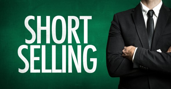 How to short sell? A quick guide to short trading мужчина стоит в пиджаке и надпись на фоне 