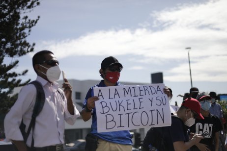 Salvadoreans protesting cryptocurrency