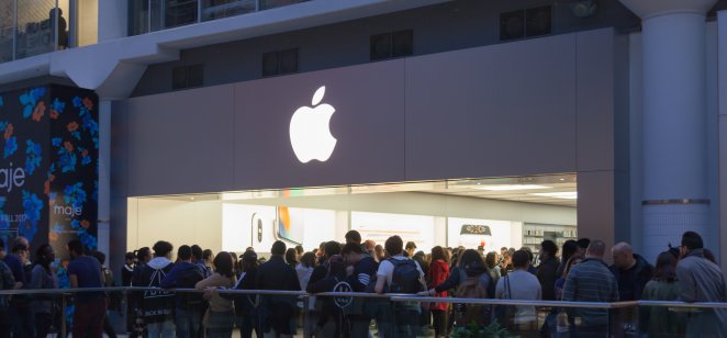 Les Clients Font La Queue Devant Un Apple Store À Toronto, Canada