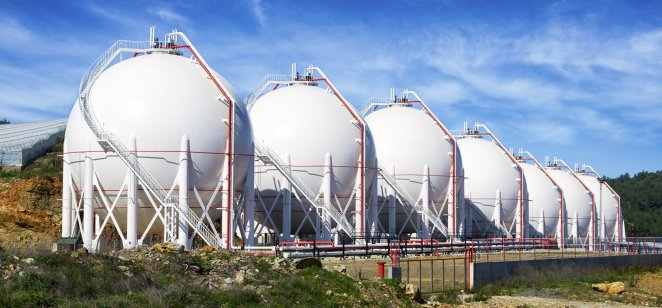 Pressurised natural gas tanks in a row