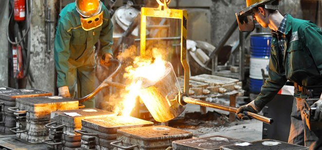 鋳造工場の労働者。写真: Shutterstock 