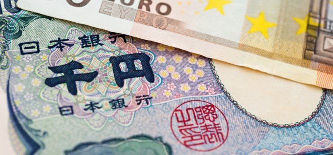 Japanese Yen and Euro bank note