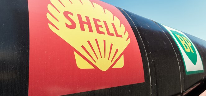 シェルと BP のロゴが付いたアメリカン ヴィンテージのレトロな燃料輸送トラックのコレクション