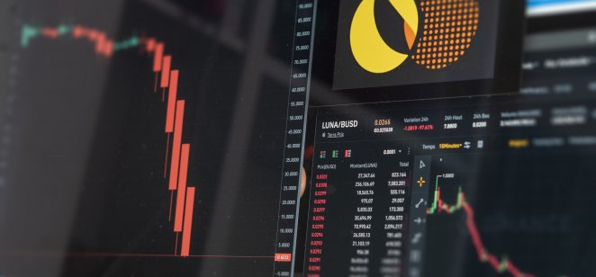 How many LUNA tokens are there? LUNA/USD candle price chart displayed on a computer screen. LUNA price is falling.