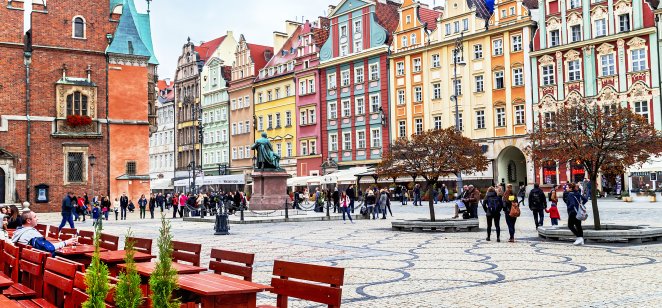 Ludzie spacerują i relaksują się na słynnym Starym Rynku we Wrocławiu, Polska