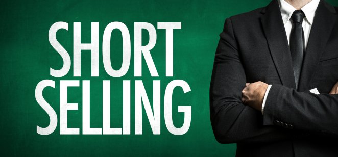 How to short sell? A quick guide to short trading мужчина стоит в пиджаке и надпись на фоне 