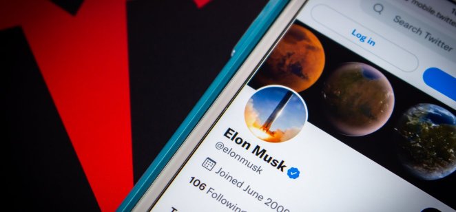 A photo of phone screen with displaying Elon Musk's Twitter profile.