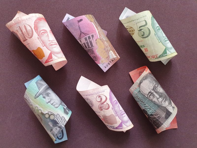AUD/SDG forecast Singaporean banknotes and australian bills of different denominations