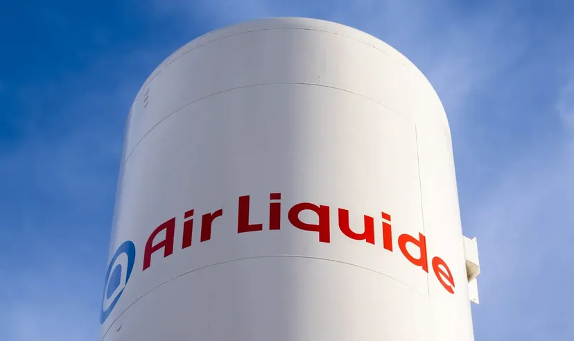 Logo Air Liquide affiché sur un réservoir de stockage industriel sous un ciel bleu