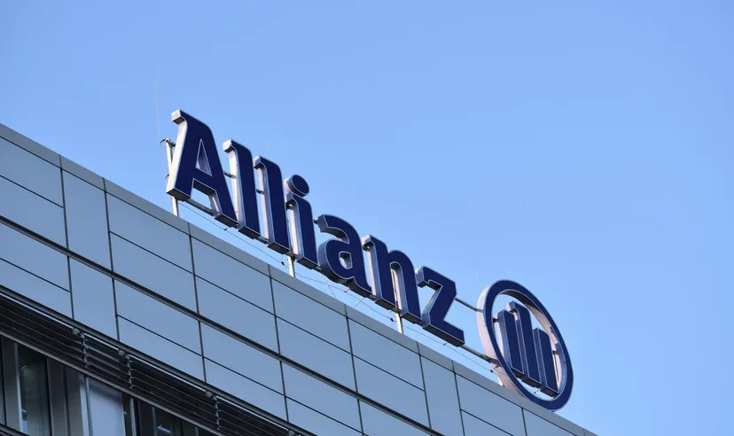 Allianz-Logo auf dem Dach eines modernen Bürogebäudes