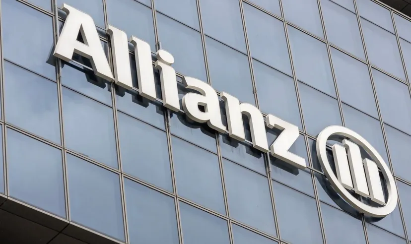 Allianz-Logo auf der Glasfassade eines modernen Bürogebäudes