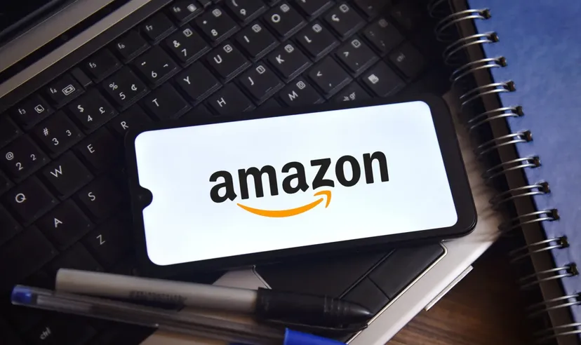Smartphone mit Amazon-Logo auf einem Schreibtisch