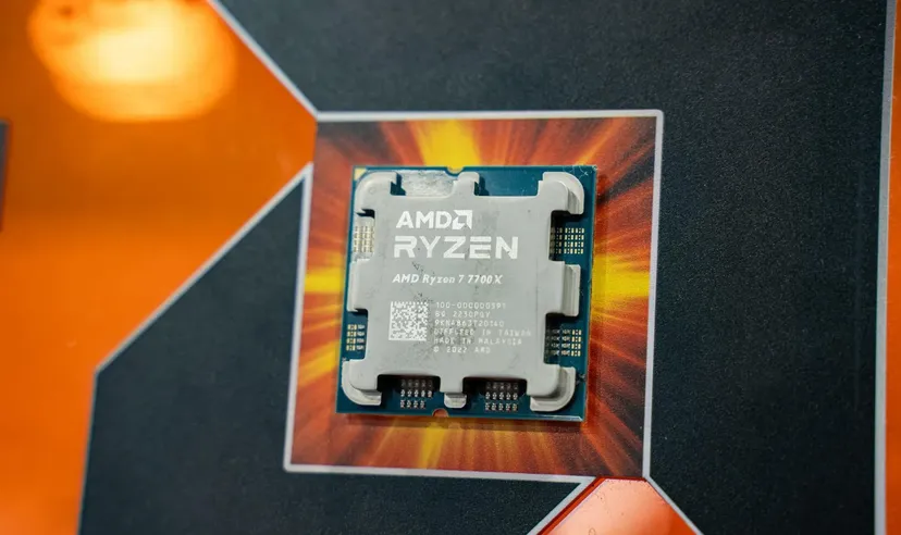 AMD Ryzen-Prozessor-Chip auf einem Markenhintergrund mit orangefarbenem und schwarzem Design