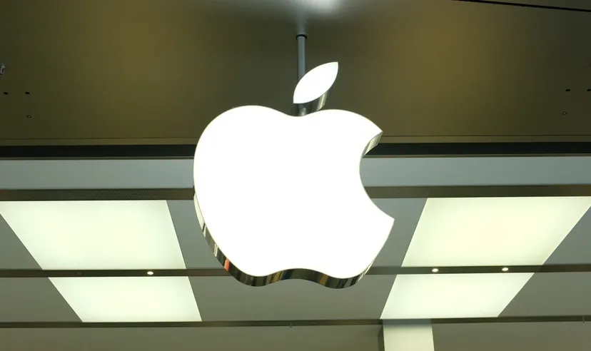 Beleuchtetes Apple-Logo an der Außenfassade eines modernen Einzelhandelsgeschäfts