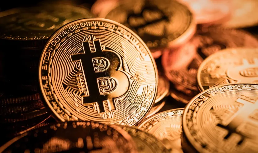 Primer plano de monedas físicas de Bitcoin de color dorado