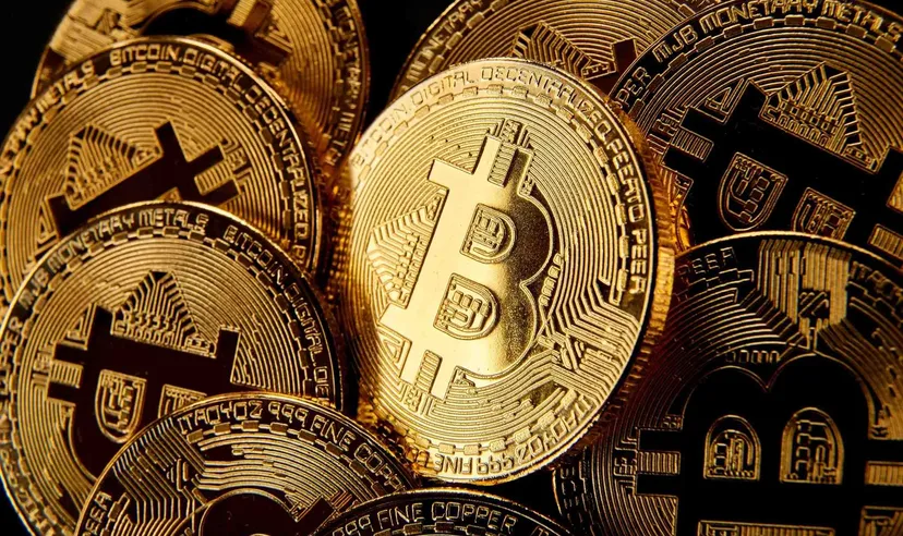Nahaufnahme mehrerer goldener Bitcoin-Münzen mit dem Bitcoin-Symbol