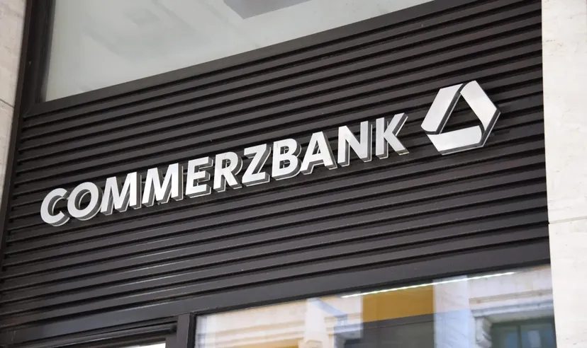 Commerzbank-Logo an der Außenfassade einer Bankfiliale