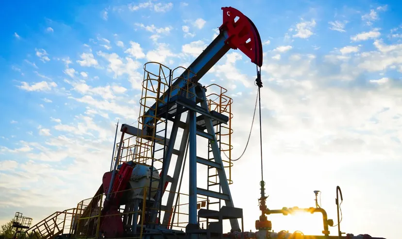 Pompa petrolifera in funzione al tramonto