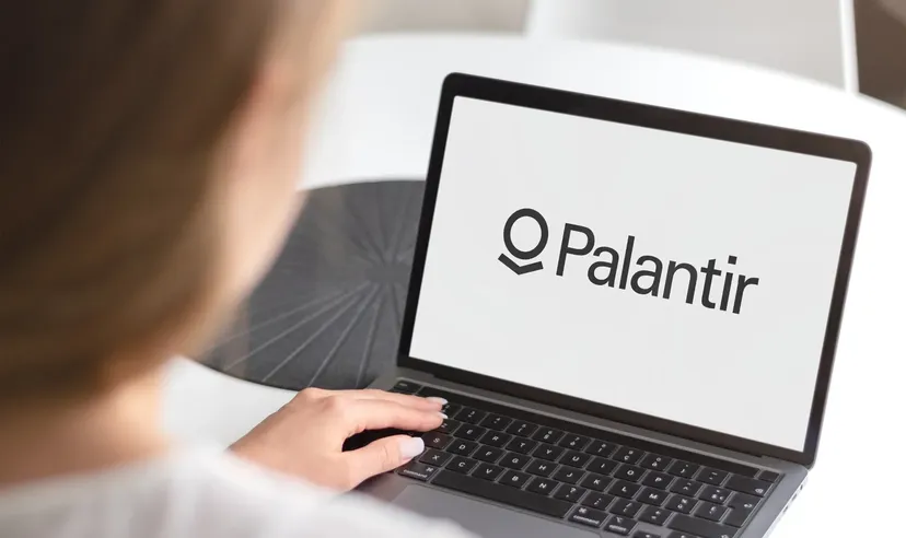 Person verwendet einen Laptop mit dem Palantir-Logo auf dem Bildschirm