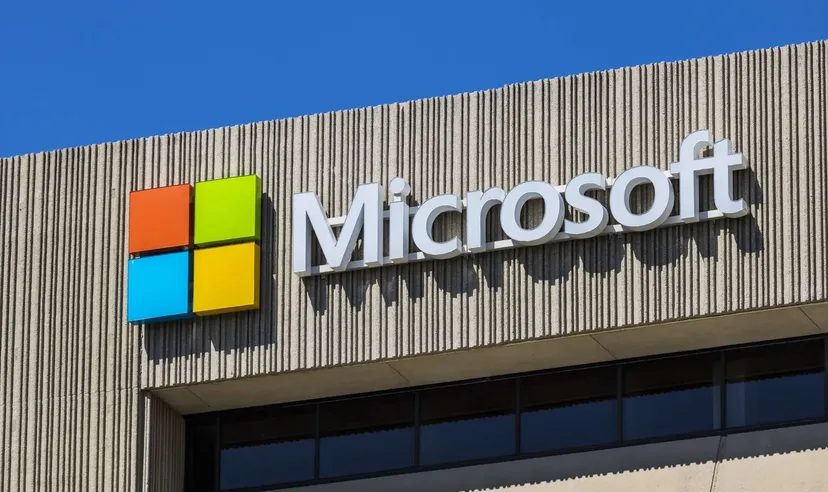 Microsoft-Logo an der Außenfassade eines modernen Bürogebäudes