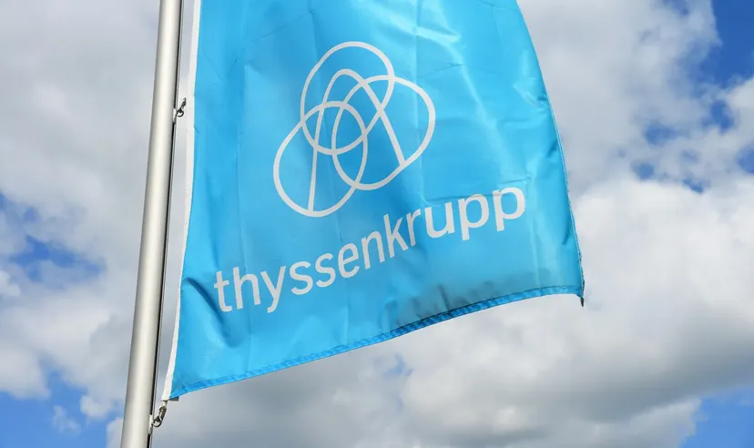Thyssenkrupp-Logo auf blauer Flagge
