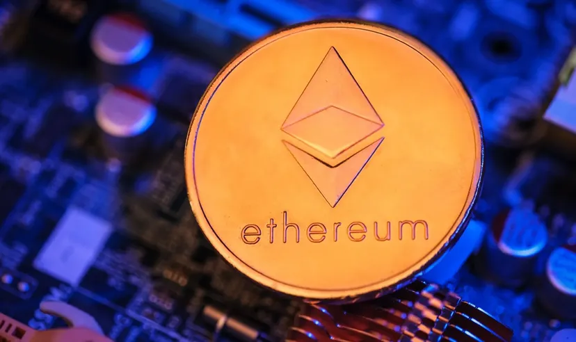 Ethereum-Kryptowährungsmünze auf Computer-Motherboard mit blauer Beleuchtung, repräsentiert Blockchain-Technologie