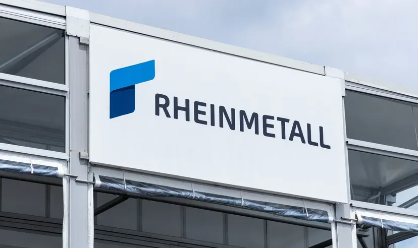 Rheinmetall-Logo an der Außenfassade eines modernen Gebäudes.