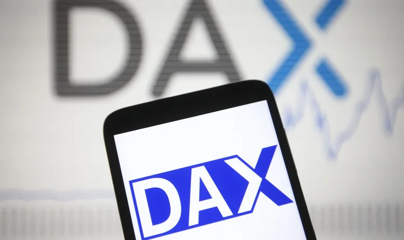 Smartphone zeigt das DAX-Logo auf dem Bildschirm mit unscharfem Hintergrund, der den DAX-Namen zeigt