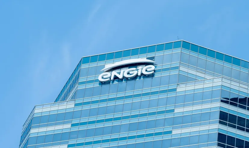 Logo ENGIE affiché sur la façade d'un immeuble de bureaux moderne en verre
