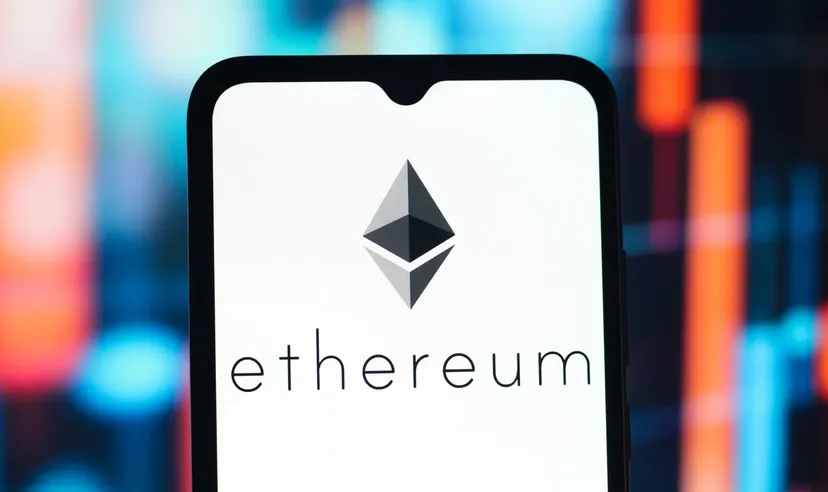 Smartphone affichant le logo Ethereum sur un arrière-plan coloré flou