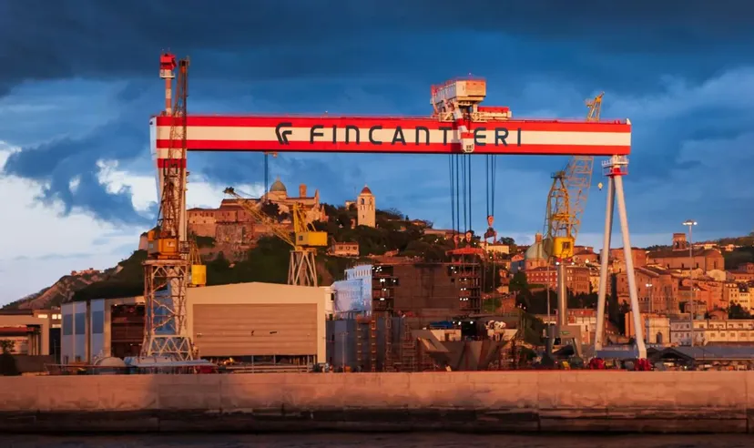 Cantiere navale Fincantieri con gru e infrastrutture industriali