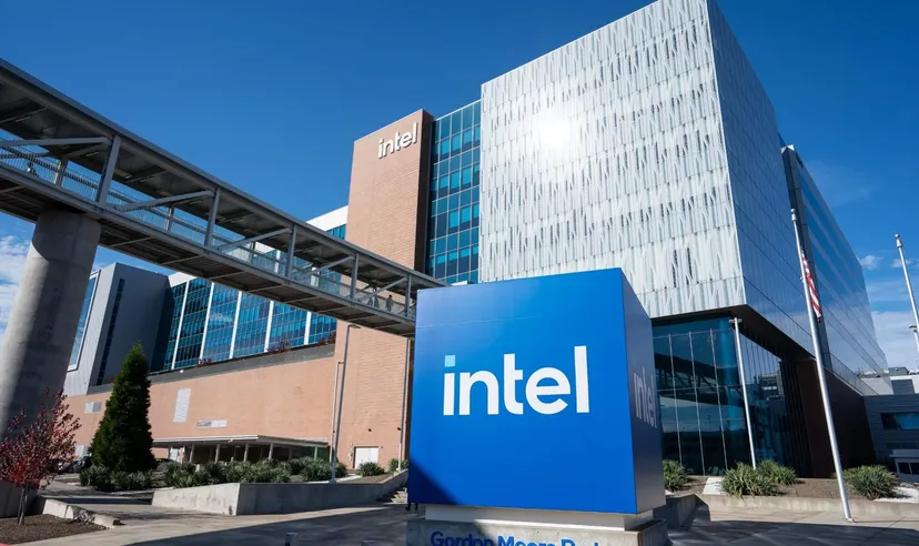 Intel-Bürogebäude im Gordon Moore Park mit großem Intel-Logo im Vordergrund unter klarem blauem Himmel
