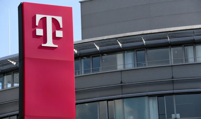 DTE-Logo auf einem roten Firmenschild vor einem modernen Bürogebäude