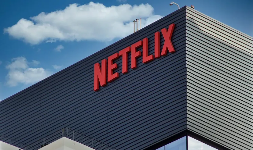 Nahaufnahme eines modernen Netflix-Bürogebäudes mit großem roten Netflix-Logo auf dunkler, gestreifter Fassade