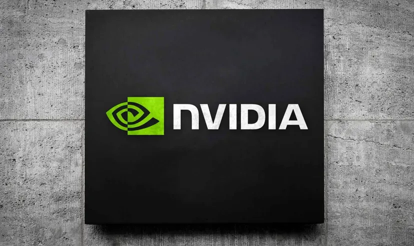 Logo NVIDIA wyświetlone na czarnym znaku zamontowanym na betonowej ścianie