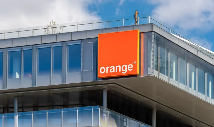 Logo Orange affiché sur l'angle d'un immeuble de bureaux moderne