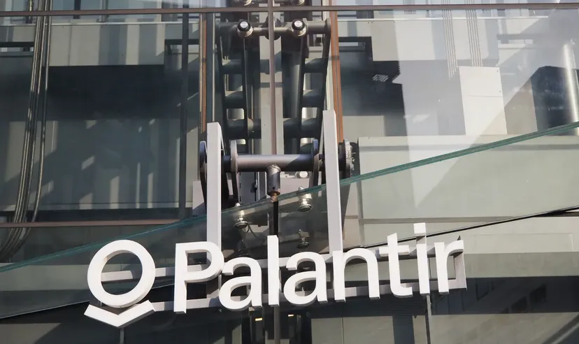Logo Palantir sur la façade vitrée d'un immeuble