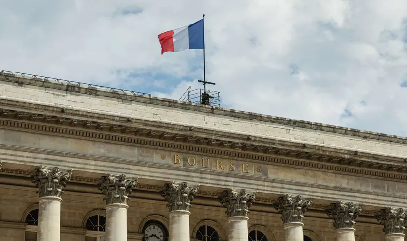 Bâtiment de la bourse, avec le drapeau français au-dessus de la façade