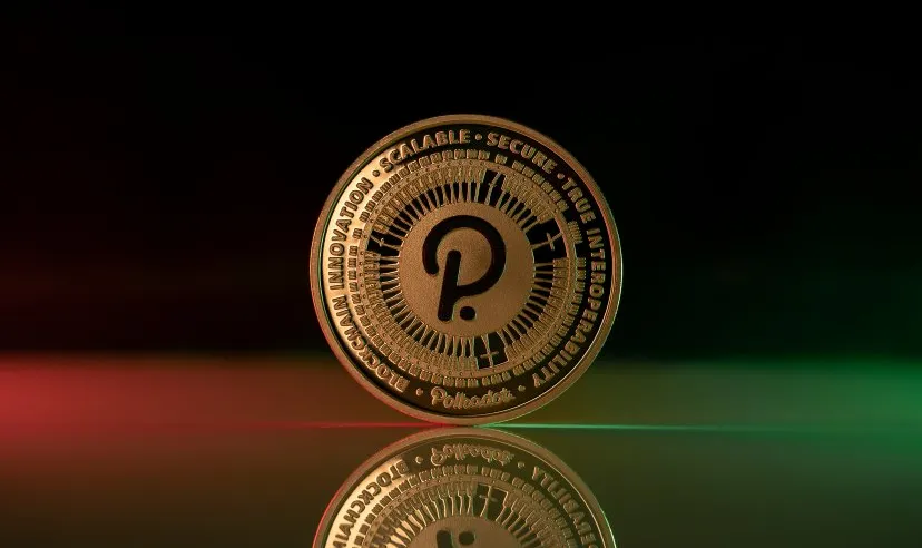 Prediccion del precio de polkadot Moneda física de la criptomoneda Polkadot (DOT) colocada sobre una superficie reflectante e iluminada con luces verdes y rojas