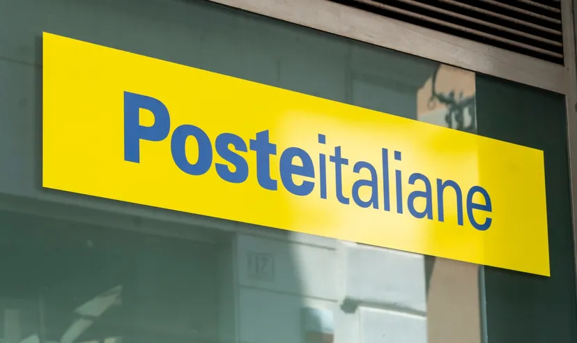 Logo di Poste Italiane su una facciata, rappresentante il gruppo italiano attivo nei servizi finanziari e postali