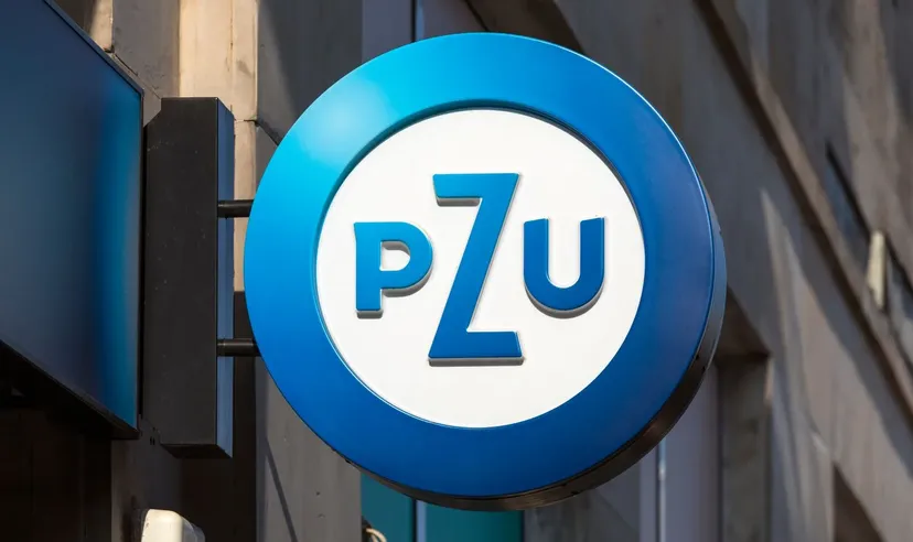 Logo PZU wyświetlone na znaku zamontowanym na zewnętrznej ścianie budynku
