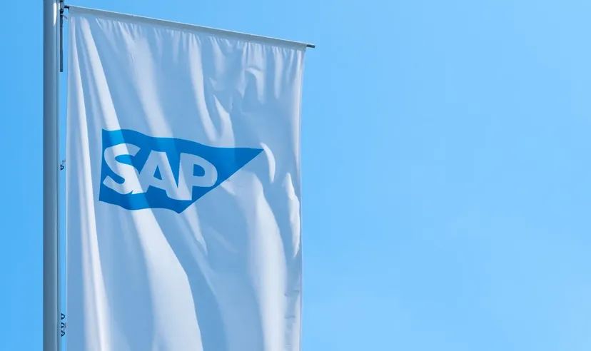 SAP-Logo auf einer Unternehmensflagge, das das globale Unternehmenssoftware-Unternehmen repräsentiert