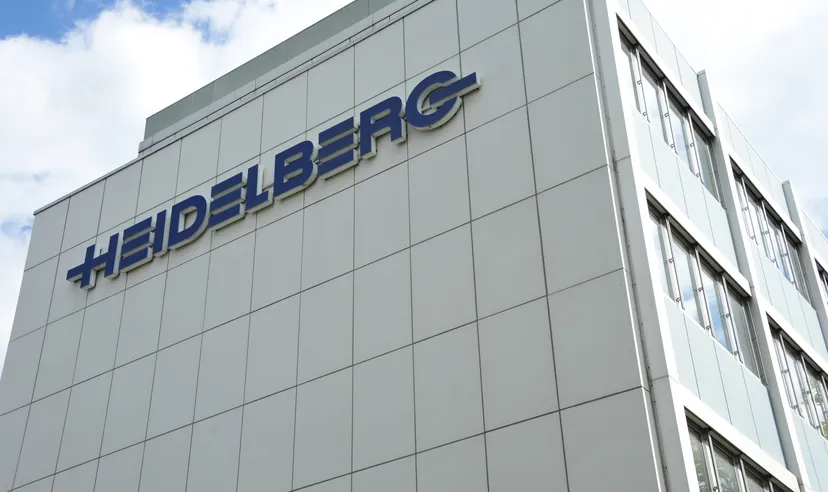 Heidelberg-Firmenlogo an der Außenwand eines modernen Bürogebäudes.